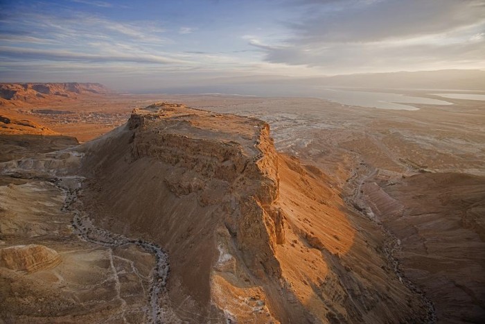 上图：世界遗产马萨达（Masada）是犹大旷野与死海交界处的一座岩石山顶，位于大卫躲藏的隐·基底（撒上二十三29）南边22公里。马萨达东侧悬崖高约450米，西侧悬崖高约100米，山顶平整，道路险峻，是以色列最有名的一个「磐石」，也是大卫写诗时最容易联想到的「磐石」。