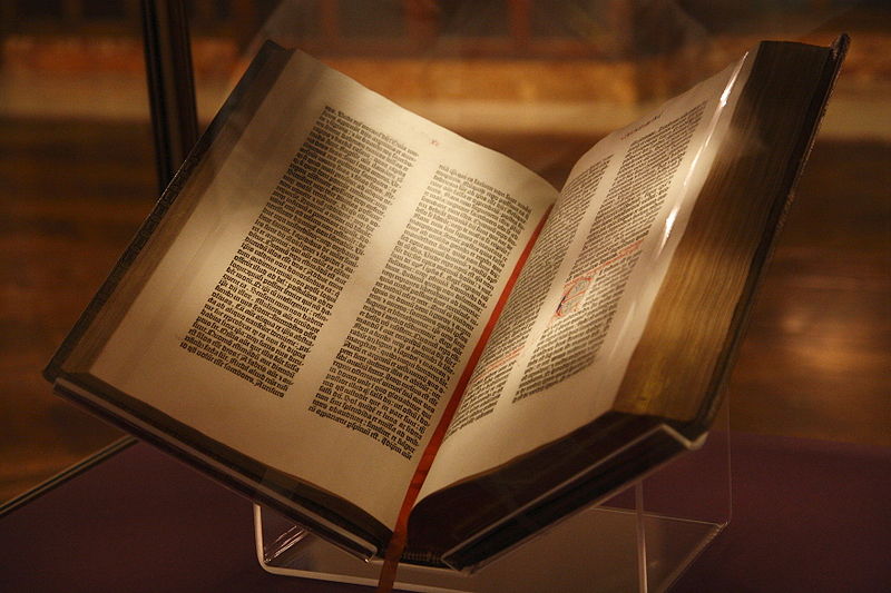 上图：15世纪的《古腾堡圣经》（Gutenberg Bible），又称四十二行圣经（42-line Bible），每页有42行。古腾堡圣经是第一本采用活字印刷术的圣经，由约翰内斯·古腾堡（Johannes Gutenberg）于1454年到1455年在德意志美茵茨印刷。这版《圣经》使用的是拉丁文武加大译本，它的出现标志着欧洲图书批量印刷的开始。