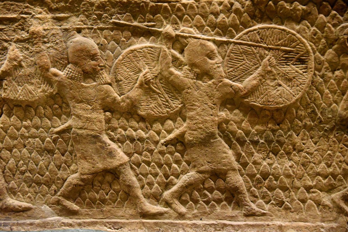 上图：拉吉之围浮雕（Siege of Lachish Relief）的一部分，描绘亚述士兵拿着盾牌攻城。