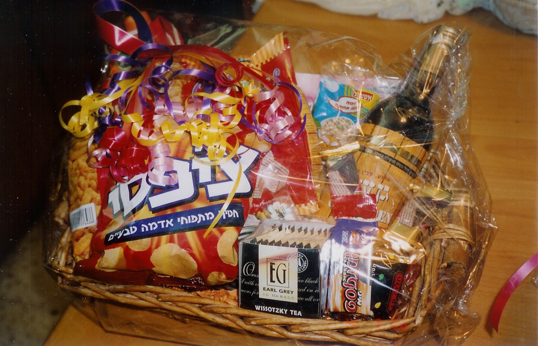 上图：普珥篮子（Mishloach manot，Purim basket），是犹太人在普珥节送人的礼物，至少要包括两种基本的食物或饮料。每一个行过成人礼（ Bar and Bat Mitzvah）的犹太人都要在普珥节那天向一个以上的人送一份包含两种不同食物的礼物。